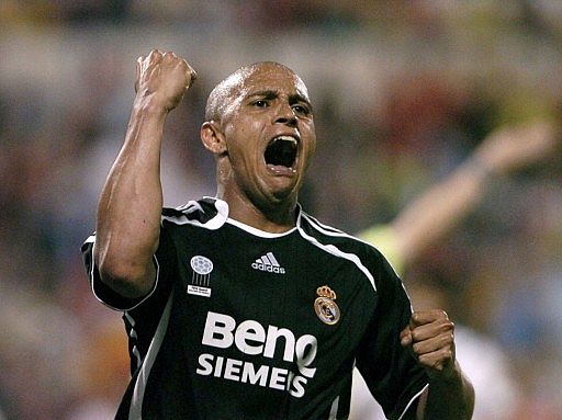 Roberto Carlos celebra el gol del empate
