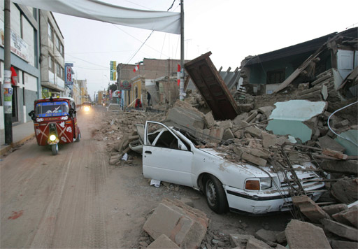 Un coche en Ica, al sureste de Lima, destrozado por el terremoto. (Foto: Suriel Omar -AP)