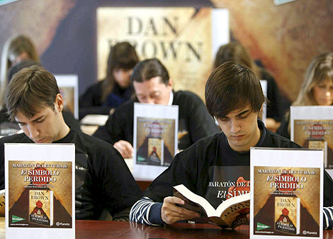 Varios jóvenes leen la nueva novela de Dan Brown. | Efe
