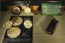 Monedas, cadenas y un móvil de oro con incrustaciones de piedras preciosas. | Efe