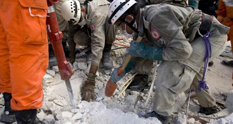 Un equipo de rescate brasile&ntilde;o trabaja en un edificio derrumbado. | Reuters