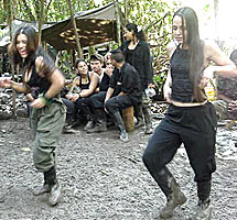 Tanja (d) bailando con otra guerrillera.