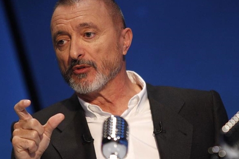 Arturo PerezReverte, durante la grabación en los estudios de Veo7. | ELMUNDO.es