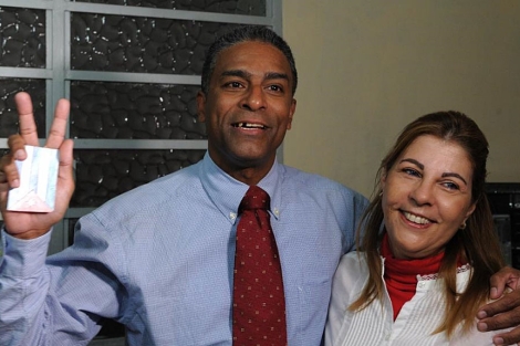 Oscar Biscet en su casa de La Habana junto a su esposa, Elsa Morejón. | AFP