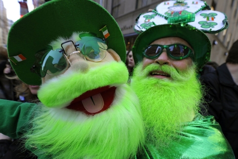 Un hombre celebra junto a su marioneta el día de San Patricio. I AFP