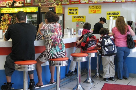 Un grupo de personas come en un restaurante de comida latina. | Efe