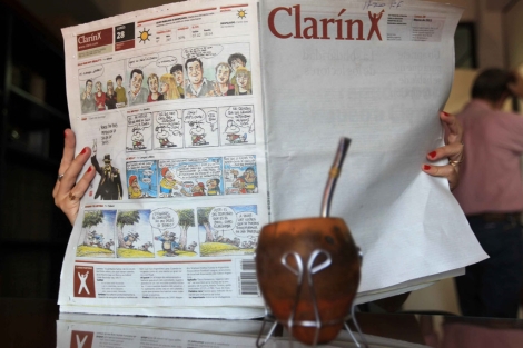 Clarín circuló con la portada en blanco este lunes.