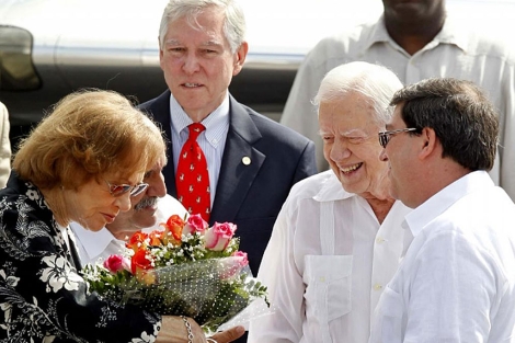 Carter (segundo dcha) y su esposa, a su llegada a Cuba. | Reuters