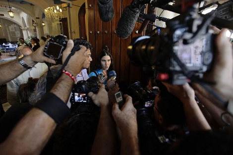 Yoani Sanchez responde a la prensa tras reunirse con Carter. | Reuters