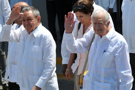 Raúl Castro y Jimmy Carter saludan al término de su reunión. I Efe