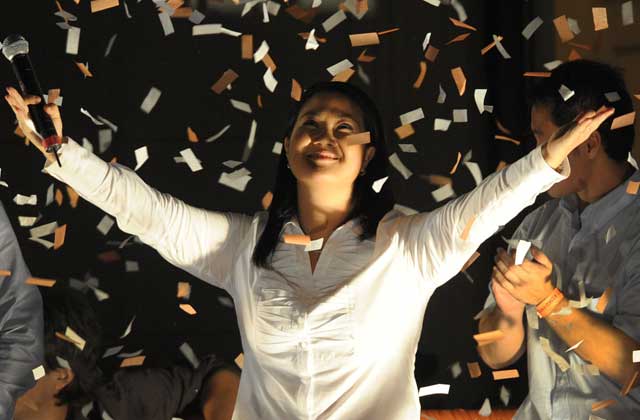 Keiko Fujimori celebra los resultados preliminares con sus seguidores. / Efe