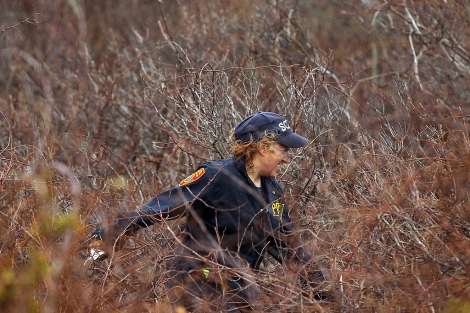 Una policía busca restos en la zona de Long Island. | Afp