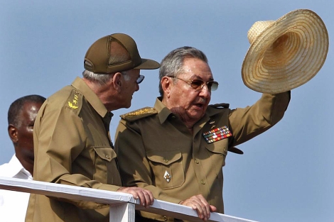 Raul Castro (d) junto al ministro Abelardo Colome durante el desfile militar. | Reuters Raul Castro (d) junto al ministro Abelardo Colome durante el desfile militar. | Reuters