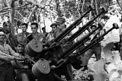 Un grupo de milicianos con una anti aérea en Playa Girón. | Archivo