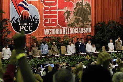 Los hermanos Castro y otros políticos durante el Congreso del Partido Comunista. | Reuters