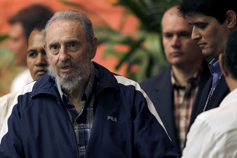 Fidel en el Congreso del PCC. Detrás de él, un colaborador le ayuda a mantenerse en pié. | R.