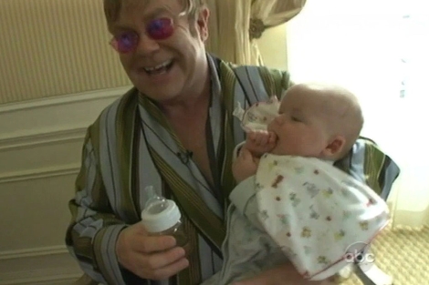 Una de las primeras imágenes en televisión del hijo de Elton John. | Gtres