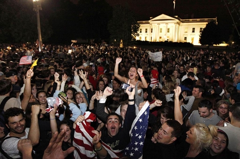 Cientos de jóvenes celebran la muerte de Bin Laden frente a la Casa Blanca. | AP