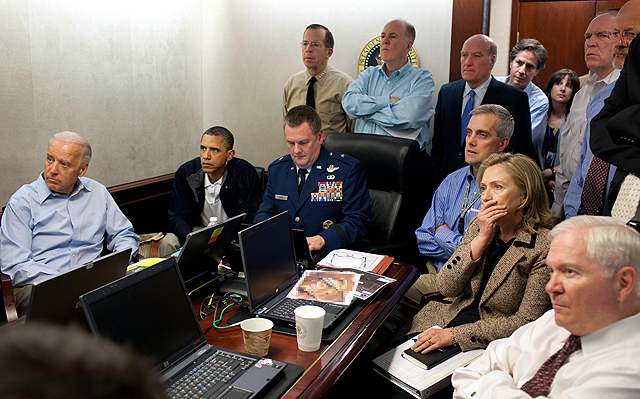 Obama recibe información de la operación contra Bin Laden junto a Joe Biden (izda.) y Hillary Clinton (dcha). | Casa Blanca
