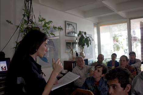 Yoani Sánchez impartiendo una clase en una imagen de archivo