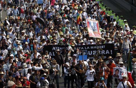 Miles de mexicanos se dirigen al Zócalo del DF en la Marcha por la Paz. | Ap