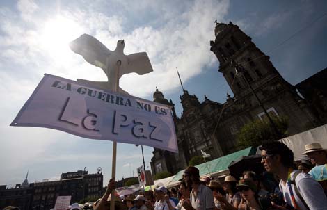 Casi 100.000 manifestantes han desbordado la plaza principal del DF. | Saúl Ruiz