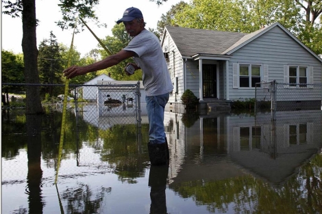 El propietario de una vivienda de Memphis mide la crecida del río. | Reuters MÁS IMÁGENES