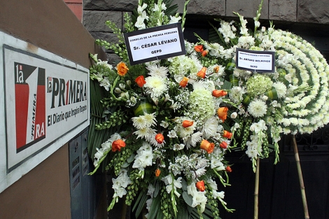 Ramos de flores fúnebres recibidos por el diario 'La Primera'. Ramos de flores fúnebres recibidos por el diario 'La Primera'.