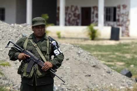 Un soldado guatemalteco vigila el lugar de la masacre de Los Zetas. | Efe