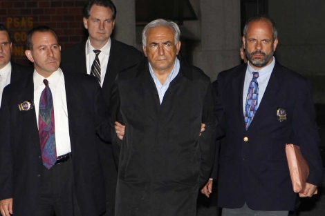 Dominique Strauss-Kahn es escoltado por dos agentes agentes en Nueva York. | Reuters