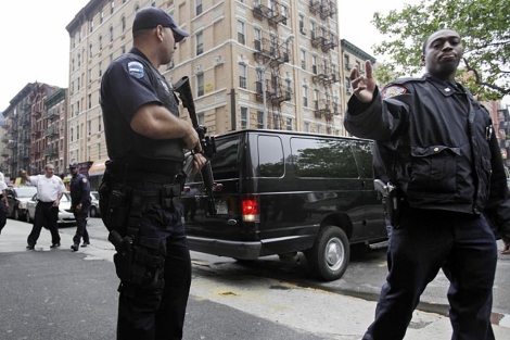 Agentes de la Policía de Nueva York armados frente al tribunal. | AP