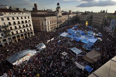 Vista general de la Puerta del Sol, donde miles de personas se han concentrado. | AP