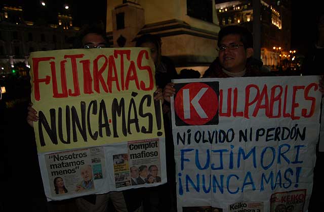 Manifestantes de la marcha que llevaban carteles donde se lee 'Fujiratas'. | B. Jiménez