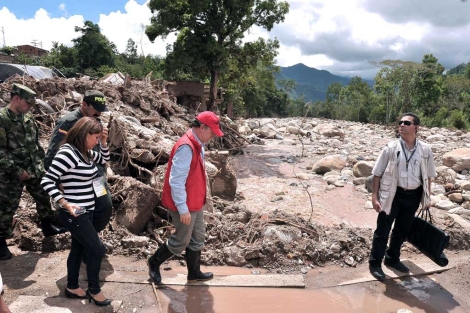 Santos visita una zona del departamento de Santander afectado por las lluvias. | AFP