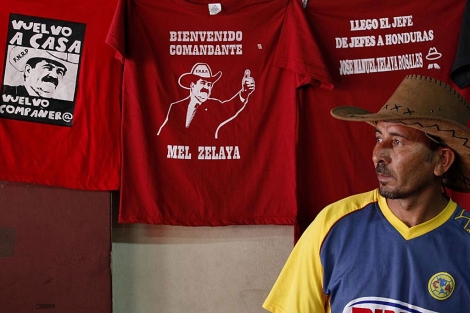 Un vendedor muestra las camisetas con la imagen de Zelaya. I AP