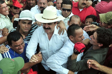 Zelaya arropado por miles de manifestantes en su llegada a Honduras. | Efe
