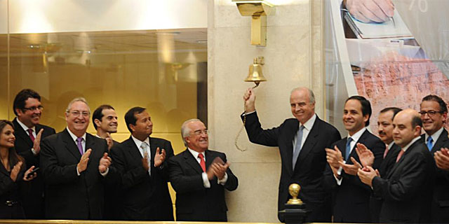 El ministro de economía de Perú, Ismael Benavides (d), hace sonar la campana de apertura de la Bolsa este lunes. | Efe