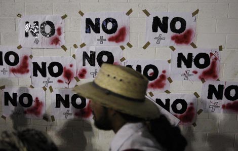 Los carteles de 'No más sangre' tapizan Ciudad Juárez. | Reuters