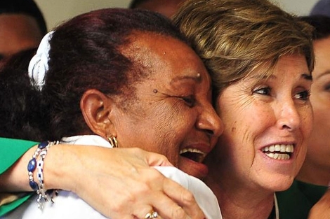 Reina Luisa Tamayo abraza a la activista española, Mari Paz Nieto. | Efe