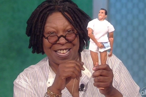 Whoopi Goldberg enseña el nuevo muñeco de Weiner en un programa de ABC. | Gtres