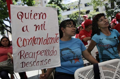 Dos mujeres muestran su apoyo al presidente Hugo Chávez. | AP