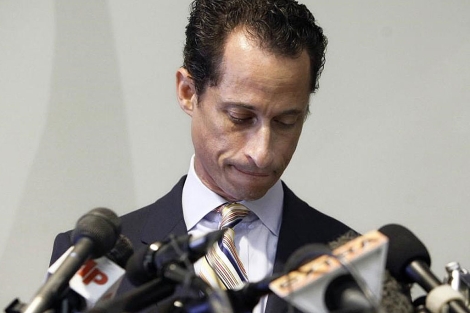 Anthony Weiner durante el discurso en el que confirmó su renuncia. | AP