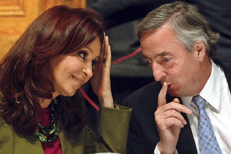 Los Kirchner en mejores tiempos. | Efe
