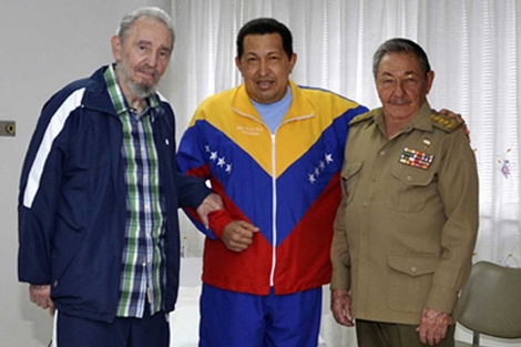 Hugo Chávez posa junto a Fidel y Raúl Castro en La Habana. | Efe