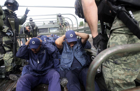 Varios policías detenidos la semana pasada en Michoacán por sus nexos con el 'narco'. | Reuters