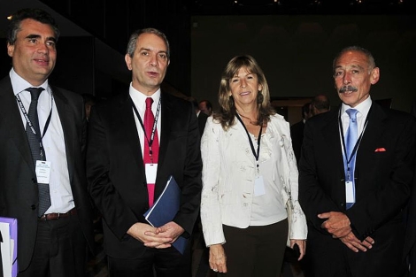 El ministro de Justicia de Argentina, Julio Alak (2i) y otros funcionarios en la reunión del GAFI. | Efe