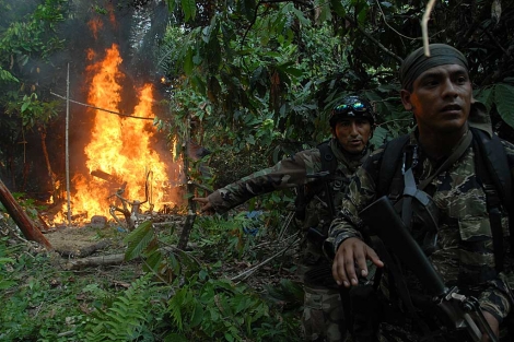 Los soldados peruanos queman un laboratorio de cocaína. | Flor Ruiz