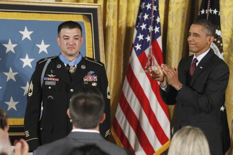 Obama aplaude al sargento de primera clase Leroy Arthur Petry. | AP