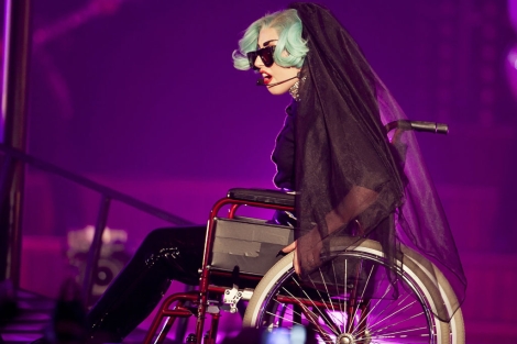 Lady Gaga en silla de ruedas durante su concierto en Sidney. | Reuters