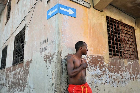 Un hombre permanece parado en una esquina de una barrio de La Habana. | Efe